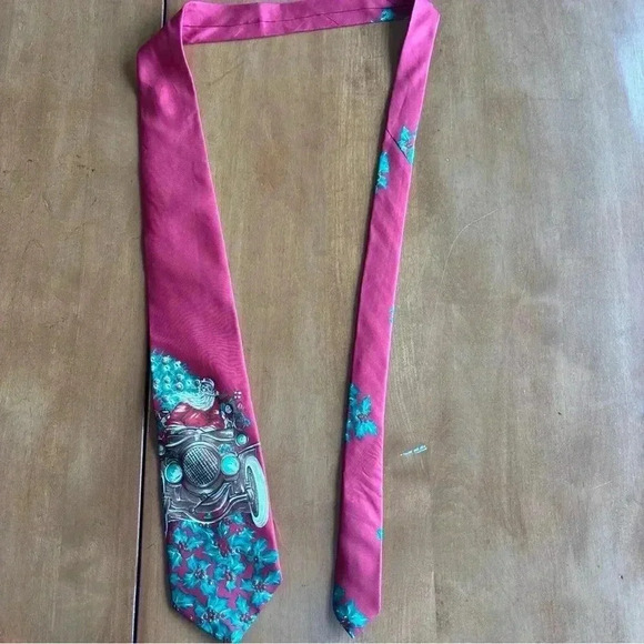 VTG Gant Christmas Tie 100% Silk “Limited Edition” Santa Mistletoe Made In USA - Picture 3 of 6